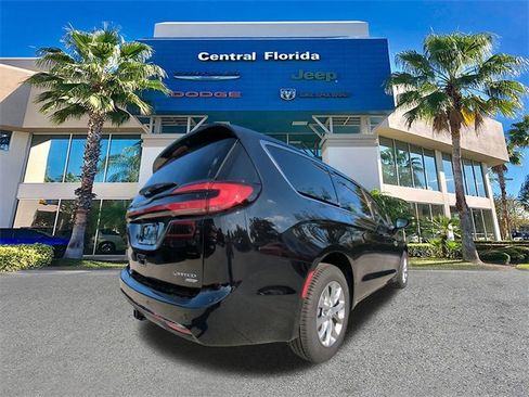 New 2026 Chrysler Pacifica Limited w/ Uconnect Theater Family Group image 5