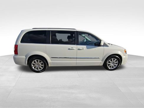 Used 2013 Chrysler Town & Country Touring image 9