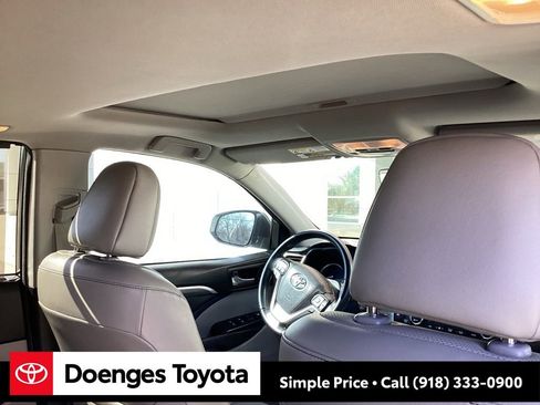 Used 2017 Toyota Highlander Limited image 12