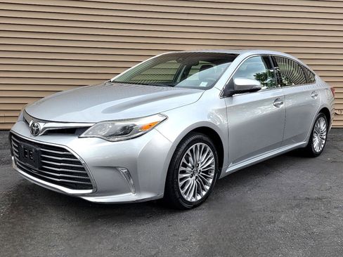 Used 2018 Toyota Avalon Limited image 2