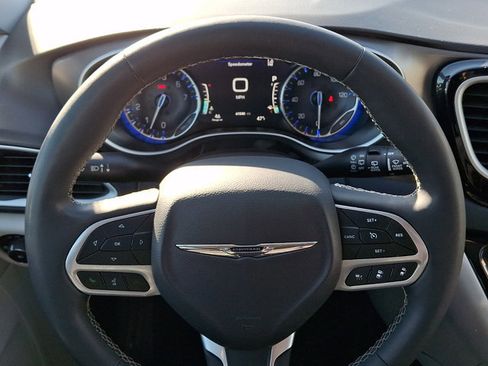 Used 2024 Chrysler Pacifica Touring-L image 18