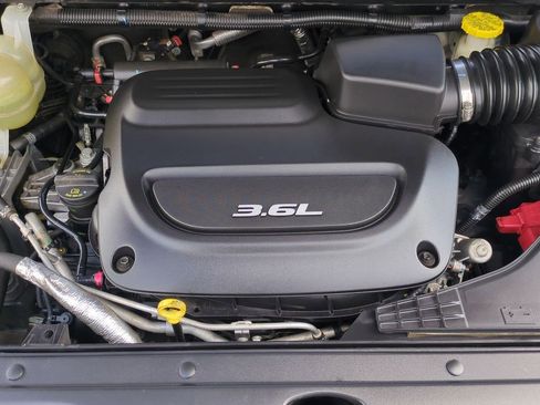 Used 2018 Chrysler Pacifica Limited image 27