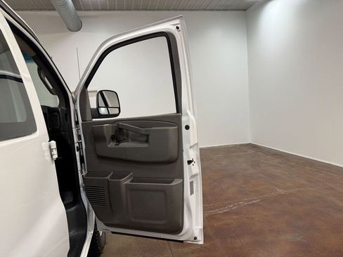 Used 2017 GMC Savana 2500 image 57