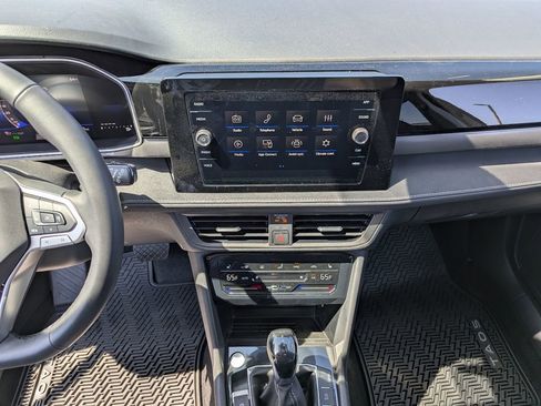 New 2026 Volkswagen Taos SE FWD image 17