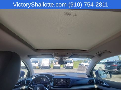 Used 2023 Volkswagen Taos SE FWD image 5