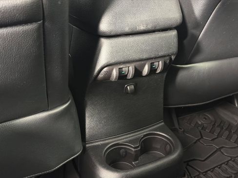 Used 2017 Jeep Wrangler Unlimited Rubicon AWD/4WD image 18