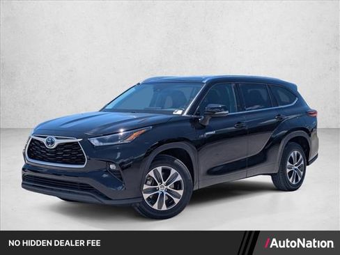 Used 2021 Toyota Highlander XLE FWD image 1