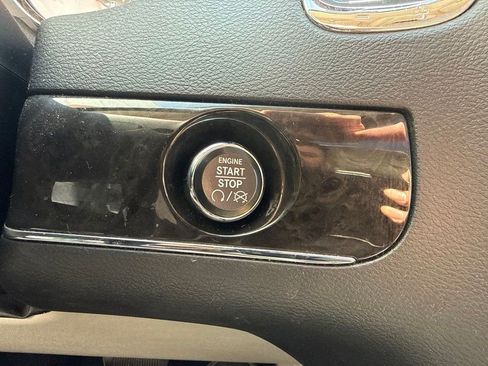 Used 2016 Chrysler Town & Country Touring-L FWD image 15