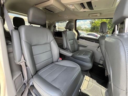 Used 2012 Volkswagen Routan SEL FWD image 22