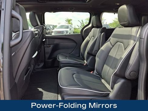 Used 2025 Chrysler Pacifica Premium FWD image 18