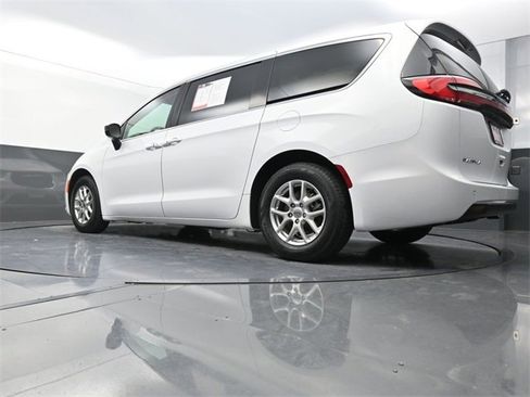 Used 2024 Chrysler Pacifica Touring-L image 29