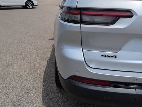 Used 2023 Jeep Grand Cherokee L Laredo AWD/4WD image 5