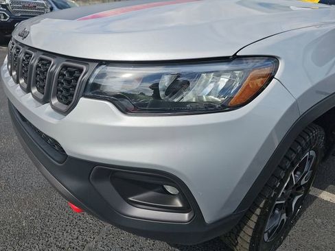 Used 2025 Jeep Compass Trailhawk AWD/4WD image 32