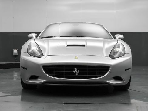 Used 2011 Ferrari California image 11