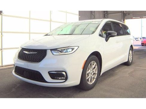 Used 2025 Chrysler Pacifica Select FWD image 1