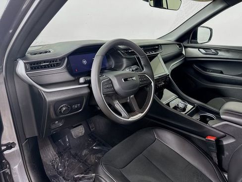 Used 2025 Jeep Grand Cherokee L Laredo image 9