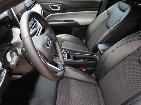 Used 2025 Jeep Compass Latitude AWD/4WD image 14