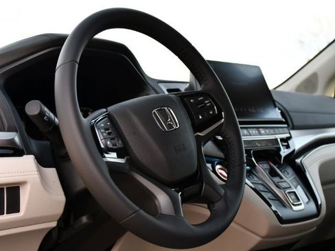 Used 2025 Honda Odyssey Touring image 10
