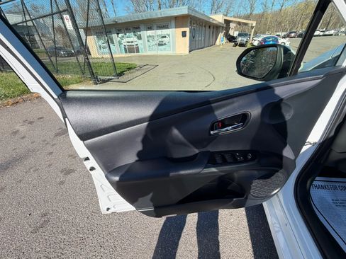 Used 2021 Toyota Prius LE image 11