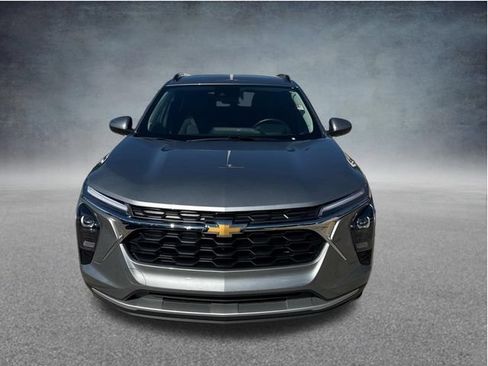 Used 2025 Chevrolet Trax LT w/ LT Convenience Package FWD image 2
