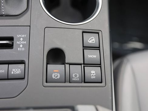 Used 2023 Toyota Highlander XLE AWD/4WD image 36