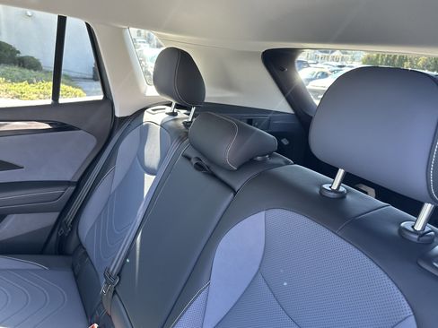 Used 2025 Volkswagen Tiguan SE image 11