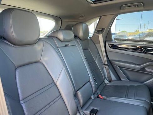 Used 2020 Porsche Cayenne AWD/4WD image 26