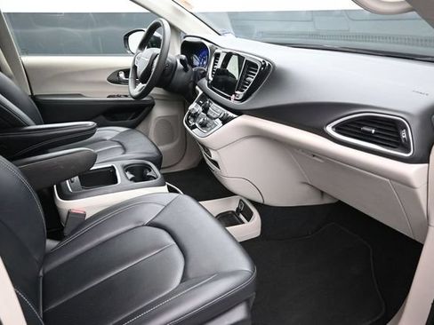 Used 2024 Chrysler Pacifica Touring-L FWD image 19