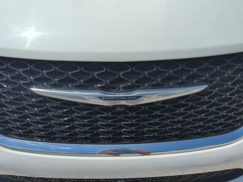 Used 2024 Chrysler Pacifica Touring-L FWD image 5