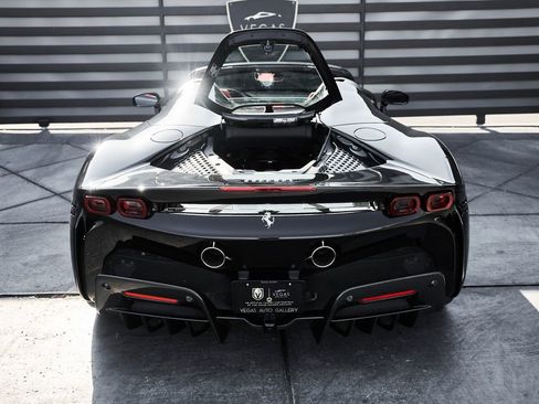 Used 2024 Ferrari SF90 Spider image 26