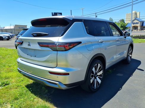 Used 2025 Mitsubishi Outlander SE FWD image 2