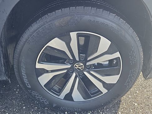 Used 2025 Volkswagen Atlas SE image 29