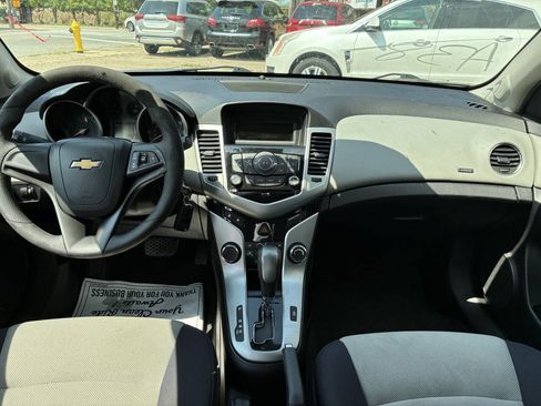 Used 2013 Chevrolet Cruze LS FWD image 16