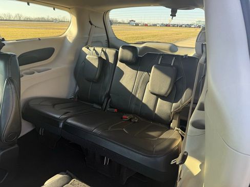 Used 2022 Chrysler Pacifica Touring-L image 11