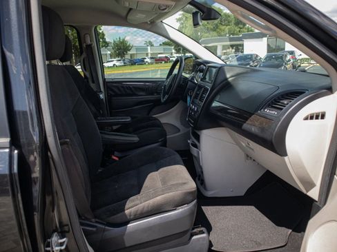 Used 2019 Dodge Grand Caravan SE w/ UConnect Hands-Free Group FWD image 19