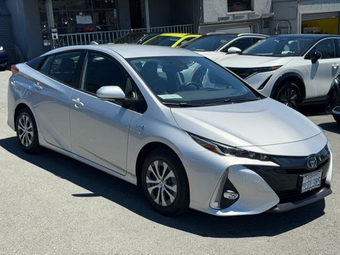 Used 2022 Toyota Prius Prime Limited FWD image 3