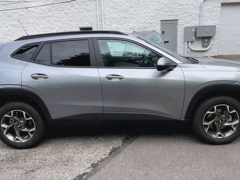 Used 2025 Chevrolet Trax LT w/ Driver Confidence Package image 9