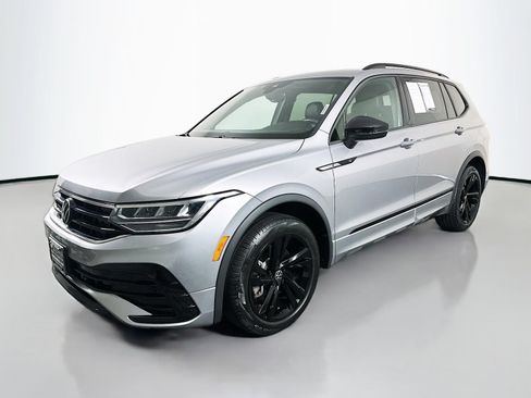 Used 2023 Volkswagen Tiguan SE R-Line AWD/4WD image 3