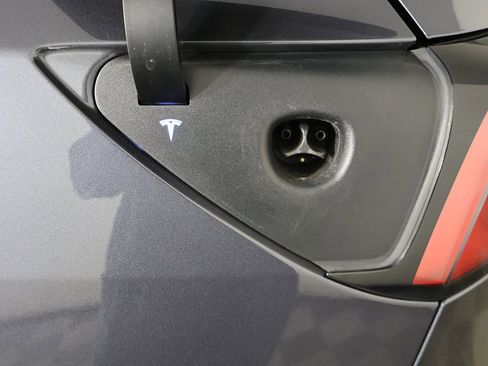 Used 2021 Tesla Model Y Long Range image 17