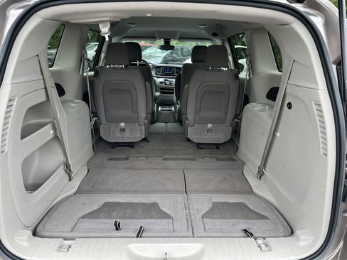 Used 2017 Chrysler Pacifica LX FWD image 5