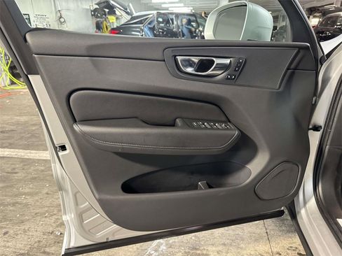 Used 2021 Volvo XC60 T5 Momentum w/ Advanced Package image 11