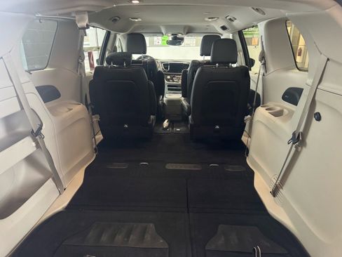 Used 2020 Chrysler Pacifica Touring-L Plus image 10