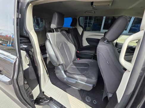 Used 2020 Chrysler Voyager LX image 14