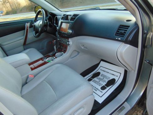Used 2012 Toyota Highlander Limited w/ Tow Pkg image 19