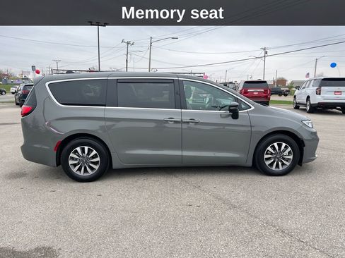 Used 2025 Chrysler Pacifica Select FWD image 8