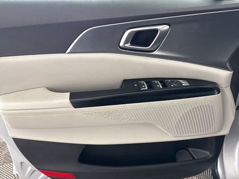 Used 2023 Kia Carnival LX image 20