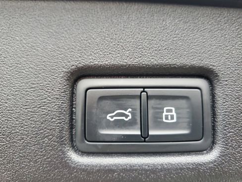 Used 2025 Audi Q5 Premium w/ Convenience Package image 10