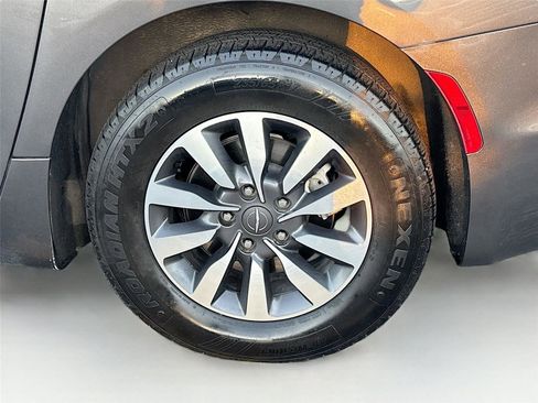 Used 2021 Chrysler Pacifica Limited w/ Uconnect Theater Family Group image 34