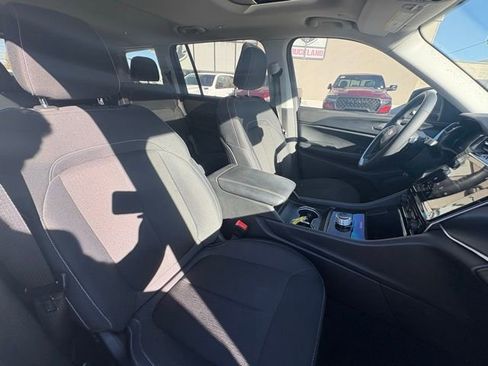 Used 2024 Jeep Grand Cherokee L Laredo image 17