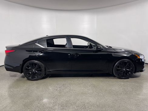 Used 2022 Nissan Altima 2.5 SR w/ Midnight Edition Package image 2